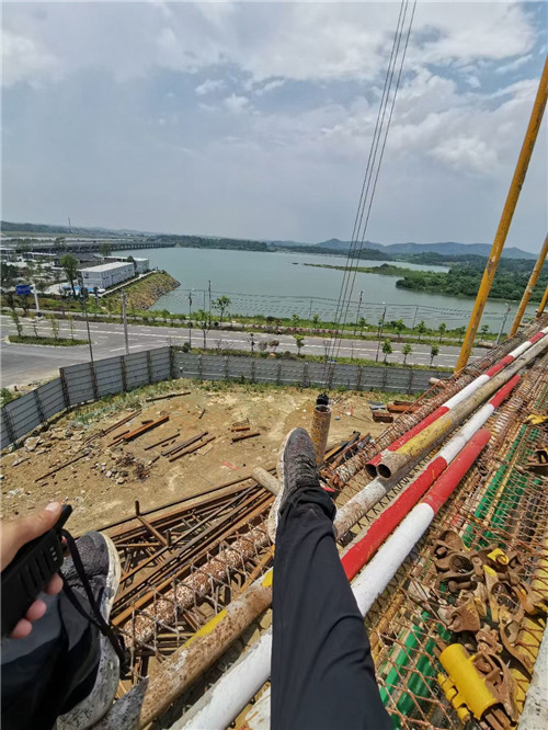 邱县作业中发生设备损坏或人员意外，责任怎么划分？